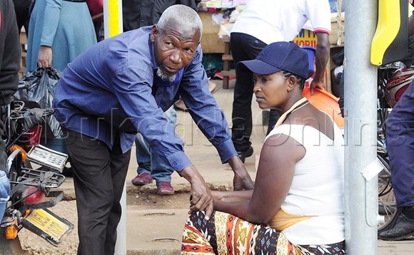 Muzeeyi n'omukyala nga banyumya. (Ekif. Eria Luyimbazi) Muzeeyi n'omukyala nga banyumya. (Ekif. Eria Luyimbazi)