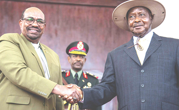 Pulezidenti Museveni ng’ayaniriza Omar al Bashir. Pulezidenti Museveni ng’ayaniriza Omar al Bashir.