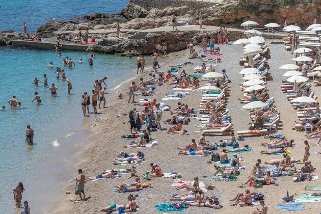CROATIA-DUBROVNIK-BEACH-TOURISTS