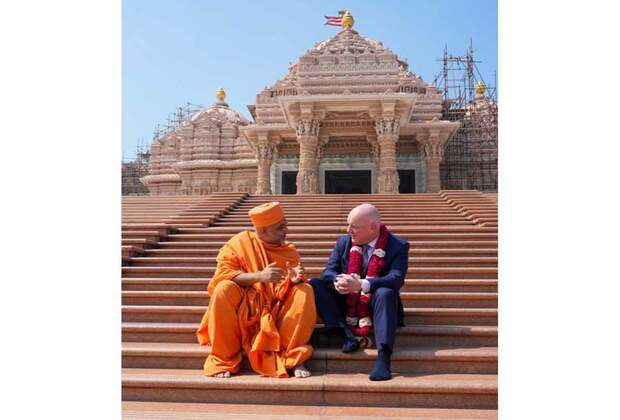 New Zealand PM Luxon visits Swaminarayan Akshardham Temple in Delhi