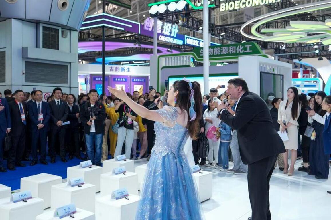 (Int'l Exchange) Art troupe performs at the 10th China-Russia Expo in NE China's Harbin