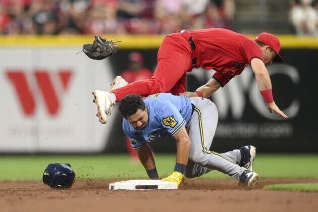 Reds top Brewers after lengthy weather delay