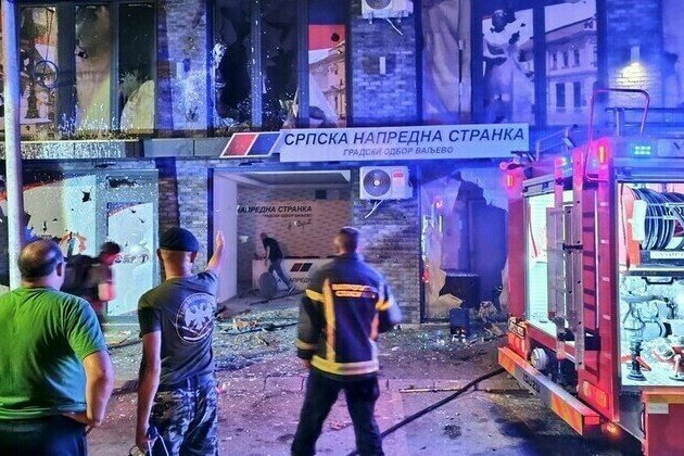 Protesters attack government offices in Serbia 