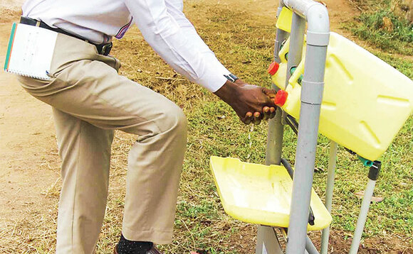 Abasawo bakubiriza abantu okunaaba mu ngalo ne sabbuuni buli kiseera okwerinda ssennyiga omukambwe. Abasawo bakubiriza abantu okunaaba mu ngalo ne sabbuuni buli kiseera okwerinda ssennyiga omukambwe.