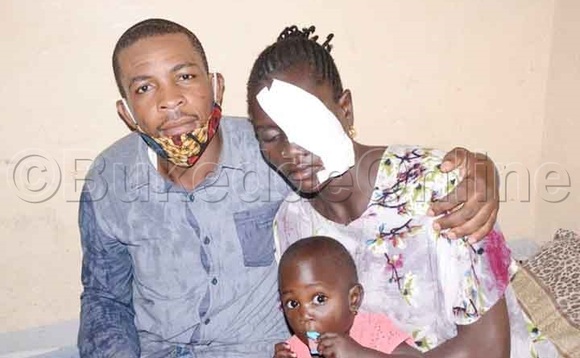 Chanddiru ne mukwano gwe ng'amubudaabuda. Chanddiru ne mukwano gwe ng'amubudaabuda.