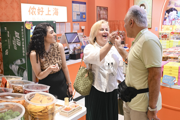 "Laowai" in China | Inbound tourists indulged with shopping spree in Shanghai