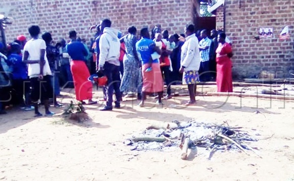 Abatuuze nga bakung'aanye we battidde munnaabwe. Abatuuze nga bakung'aanye we battidde munnaabwe.