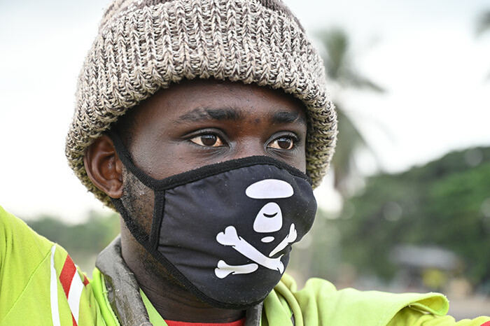 man wearing a face mask as a preventive measure against the spread of the 19 coronavirus directs traffic on a road in bobo in the suburbs of bidjan on arch 21 2020 vory oast and urkina aso announced on riday evening that they were closing their borders to combat the coronavirus epidemic hoto by