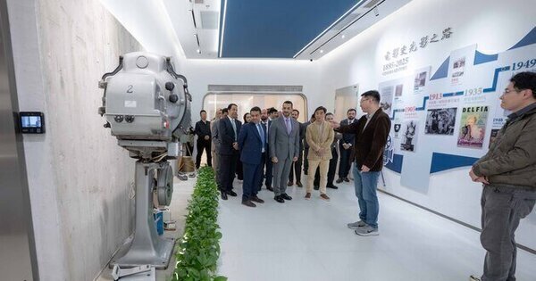 Sultan bin Ahmed visits Shanghai Film Studios and Park
