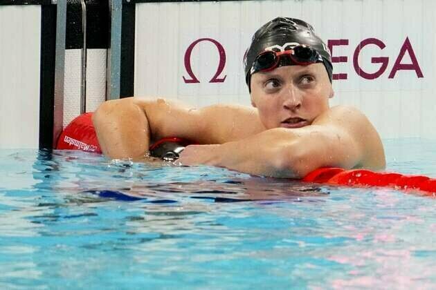 Katie Ledecky relegated to third in 400 at world championships