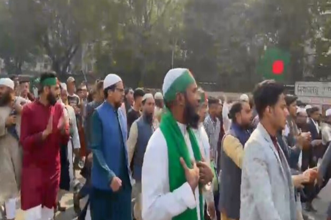 Dhaka tense as activists gather for funeral of slain Inqilab moncho leader Osman Hadi, security heightened