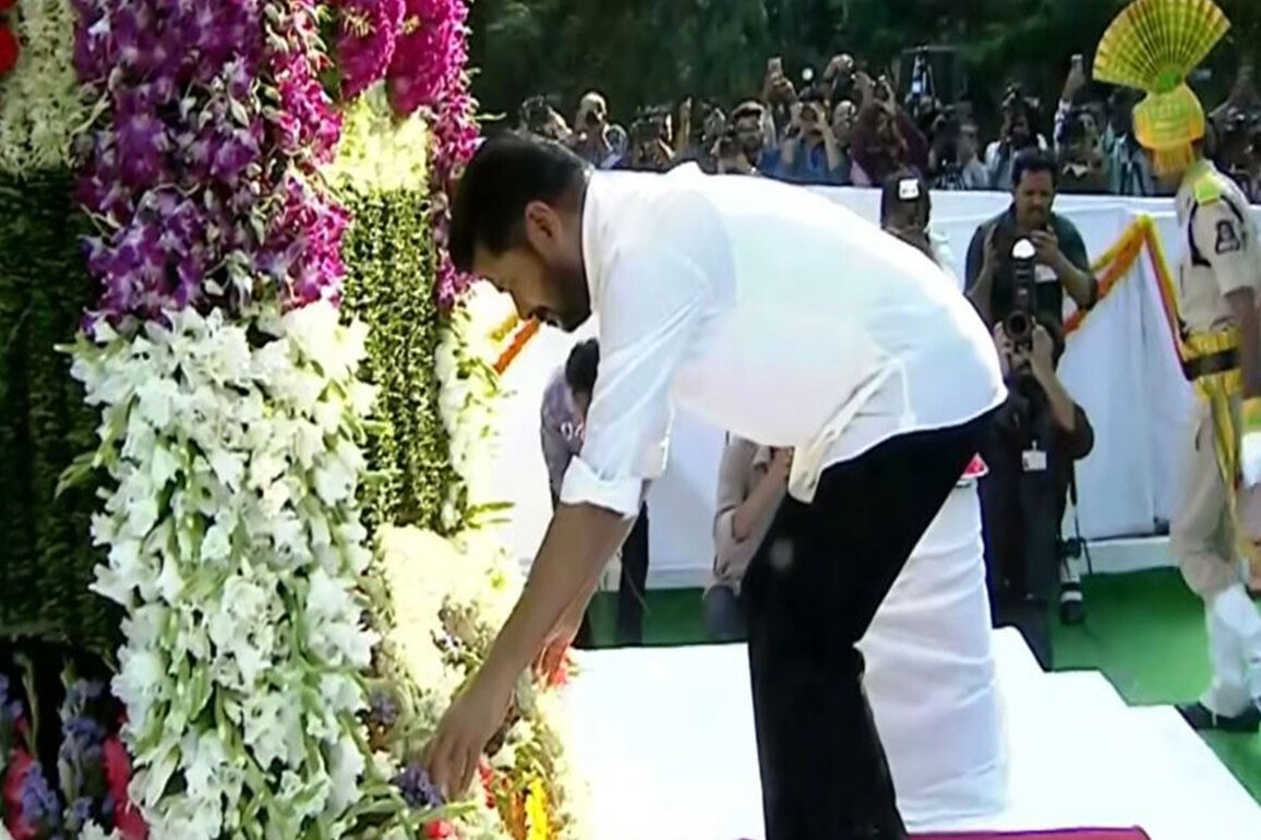 Revanth Reddy pays floral tribute at Martyrs Memorial on Telangana Statehood Day
