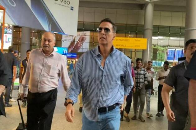 Airport Diaries: Akshay Kumar keeps it cool with a classic blue shirt and denim as he steps out in style