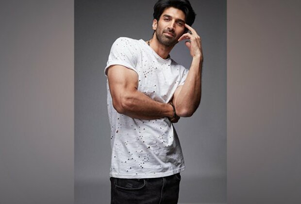 Aditya Roy Kapoor looks smoking hot, see pics