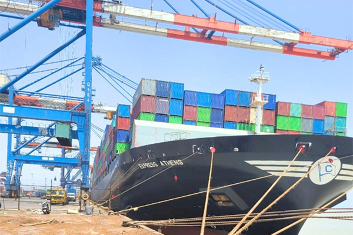 Gujarat: Deendayal Port Authority berths two massive vessels