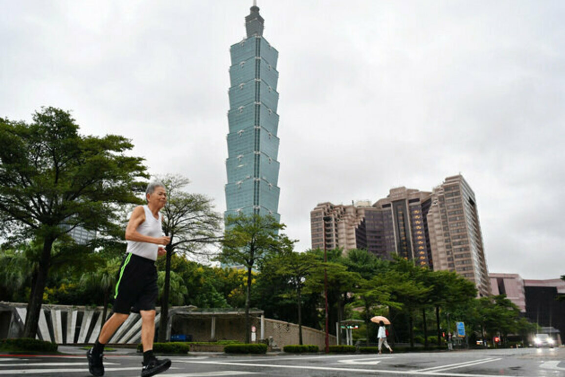 Mainland urges Taiwan businesses to jointly resist external challenges