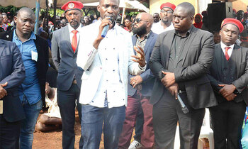 Omukulembeze wa People Power, Robert Kyagulanyi (Bobi Wine) ng’ayogera eri abantu e Nkumba. Omukulembeze wa People Power, Robert Kyagulanyi (Bobi Wine) ng’ayogera eri abantu e Nkumba.