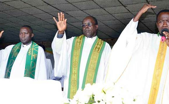 Rev. Fredrick Lubega ow’obusumba bw’e Kanyanya, Ven. Membe Kijjambu ne Rev. Muwonge nga basabira Abakristaayo e Kawanda. Rev. Fredrick Lubega ow’obusumba bw’e Kanyanya, Ven. Membe Kijjambu ne Rev. Muwonge nga basabira Abakristaayo e Kawanda.