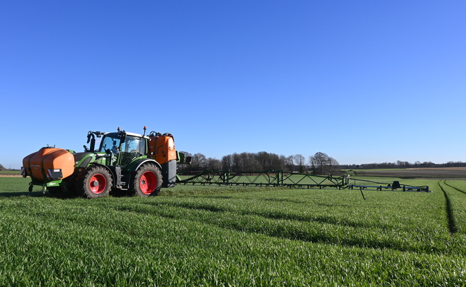 Amazone UF2002 mounted sprayer with FT1502 front tank.