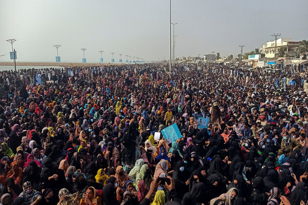 Pakistan: Hours-long road closures near Karachi Press Club amid protests over sentencing of human rights lawyers