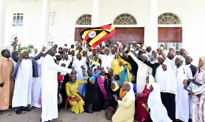 resident oweri useveni takes a group photograph with the pilgrims 
