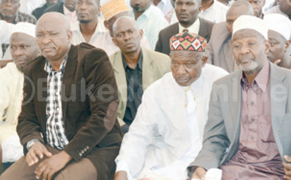 Hajji Kiyimba ( ku kkono mu kkooti) ku mukolo ogumu gye buvuddeko. Hajji Kiyimba ( ku kkono mu kkooti) ku mukolo ogumu gye buvuddeko.