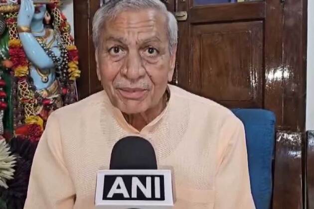 "Strict action against sugar black marketing; those stocking beyond 30 days to face action": UP Sugarcane Minister