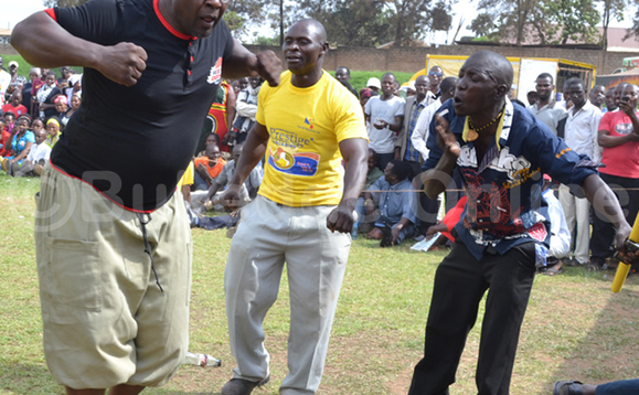 Ssonko Muhammad ng'awaga oluvannyuma lw'okuwangula empaka z'ekigfwo ggumbya n'aweebwa e kyapa n'akakadde k'ensimbi Ssonko Muhammad ng'awaga oluvannyuma lw'okuwangula empaka z'ekigfwo ggumbya n'aweebwa e kyapa n'akakadde k'ensimbi