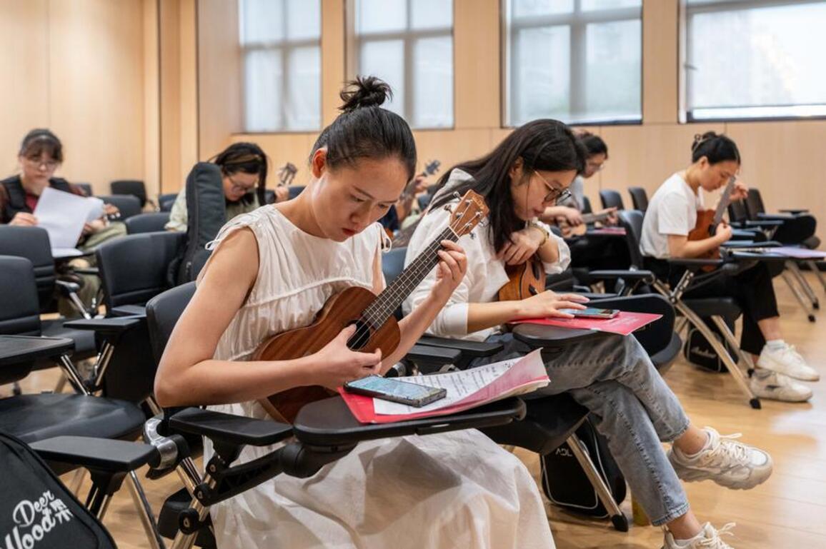 Chinese adults head back to school at sundown to chase passions