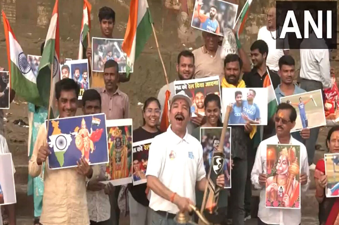 UP: Cricket fans perform aarti at Ganga ghat in Varanasi ahead of India vs Pak Asia Cup clash