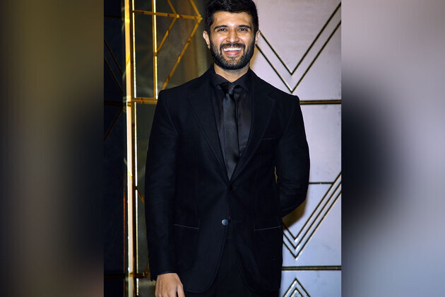Vijay Deverakonda greets fans gathered outside residence; 'Ranabaali-themed' cake steals attention