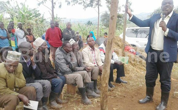 Omubaka w'essaza ly'e Buyamba mu Palamenti Amos Mandera ng'ayogerako eri abatuuze. EKIF: PASCAL LUTABI Omubaka w'essaza ly'e Buyamba mu Palamenti Amos Mandera ng'ayogerako eri abatuuze. EKIF: PASCAL LUTABI