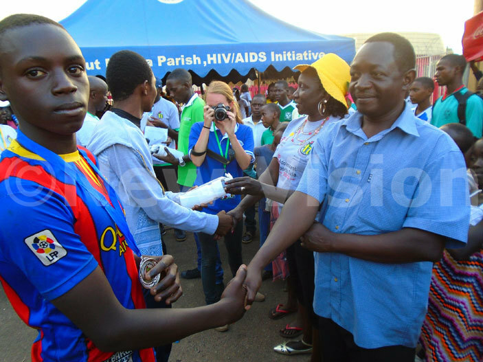 yson ugume left the best footballer being congratulated by oseph wasa of each ut buya