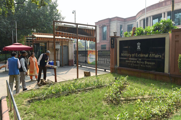 Secretary (East) reviews cleanliness drive at MEA headquarters under Swachhata Campaign 5.0