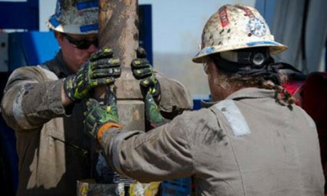 Oil prices fall further on strong dollar, WTI below $50 Oil prices fall further on strong dollar, WTI below $50