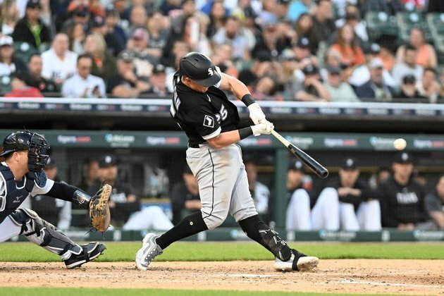 White Sox score early and often, rout Tigers