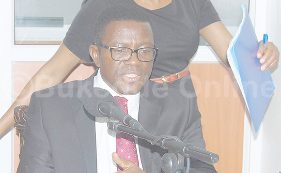 Katikkiro Charles Peter Mayiga ng’ayogera mu kakiiko eggulo. Emabega y’omu ku bakozi abayamba ku kakiiko. Katikkiro Charles Peter Mayiga ng’ayogera mu kakiiko eggulo. Emabega y’omu ku bakozi abayamba ku kakiiko.