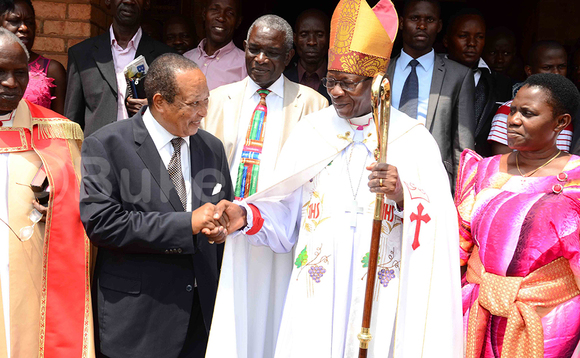 Omulabirizi Luwalira ng'abuuza ku eyali Katikkiro w Uganda, Apollo Nsibambi. Wakati ye sipiika w'olukiiko lwa Buganda, Nelson Kawalya ne Faith Luwalira ku ddyo. Omulabirizi Luwalira ng'abuuza ku eyali Katikkiro w Uganda, Apollo Nsibambi. Wakati ye sipiika w'olukiiko lwa Buganda, Nelson Kawalya ne Faith Luwalira ku ddyo.