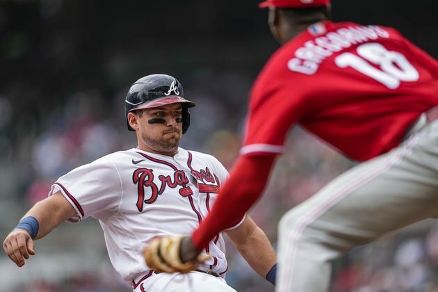 Phillies rally behind Nick Castellanos' late HR, drop Braves