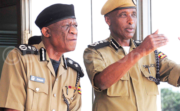 Gen. Kayihura ng’aliko by’alaga Okoth Ochola eyamuddidde mu bigere bwe baali ku kitebe kya poliisi e Naggulu mu 2017. Gen. Kayihura ng’aliko by’alaga Okoth Ochola eyamuddidde mu bigere bwe baali ku kitebe kya poliisi e Naggulu mu 2017.