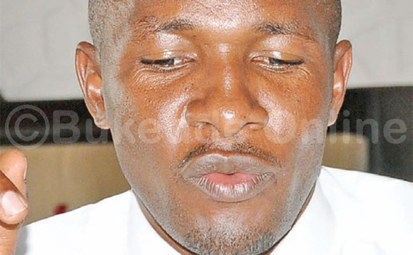 Ssente wa Express Hajji Bulwadda ng'ayogera n'abazannyi ba Express Ssente wa Express Hajji Bulwadda ng'ayogera n'abazannyi ba Express