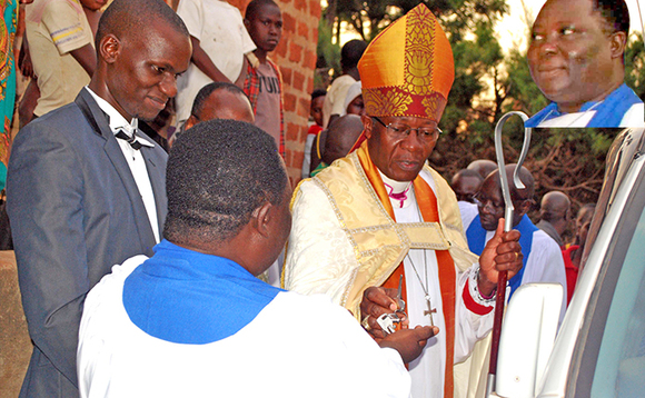 Bp. Luwalira ng'akwasa omubuulizi Caroline Mwanje ebisumuluzo by'emmotoka Abakristaayo gye baamugulidde. Mu katono waggulu bw'afaanana. Bp. Luwalira ng'akwasa omubuulizi Caroline Mwanje ebisumuluzo by'emmotoka Abakristaayo gye baamugulidde. Mu katono waggulu bw'afaanana.