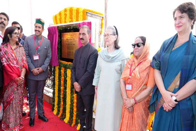 Priyanka Gandhi pays tribute to Former Himachal CM Virbhadra Singh on statue unveiling