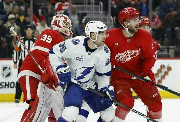 Lightning make most of limited opportunities to strike down Red Wings