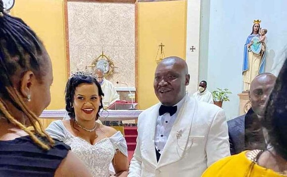 Salvado ne Daphine nga bakung'aanya ebirabo. Salvado ne Daphine nga bakung'aanya ebirabo.