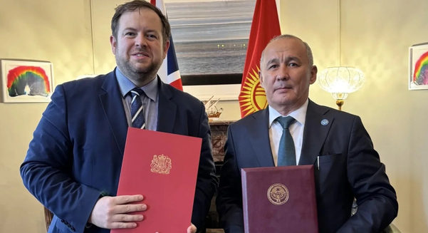 UK's Minister of State for Europe Stephen Doughty and Kyrgyzstan’s Minister of Natural Resources, Ecology and Technical Supervision Meder Mashiev with the signed MOU