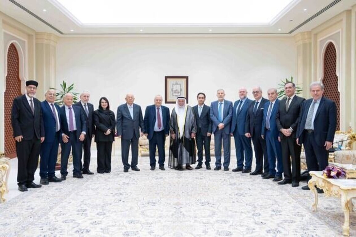 Sharjah Ruler receives founding delegation of ALA Beirut