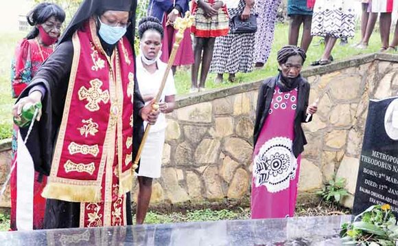 Omusumba Kisitu ng’amansira amazzi ag’omukisa ku ntaana ya Nankyama. Mu katono bwe yali afaanana. Omusumba Kisitu ng’amansira amazzi ag’omukisa ku ntaana ya Nankyama. Mu katono bwe yali afaanana.