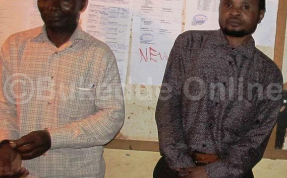 Abamu ku basiraamu abagambibwa okutiisatiisa ab'ebyokwerinda e Masaka nga bali ku poliiis Abamu ku basiraamu abagambibwa okutiisatiisa ab'ebyokwerinda e Masaka nga bali ku poliiis