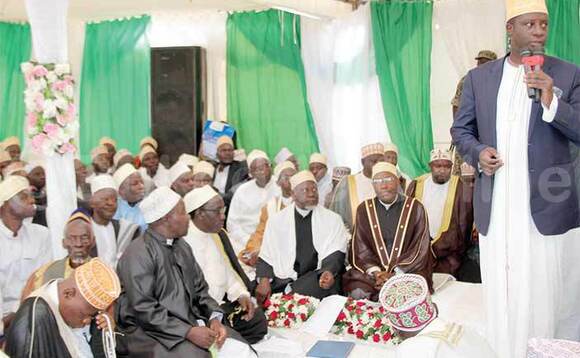 Omulangira Kassim Nakibinge ng’ayogera eri Abasiraamu e Mityana. Omulangira Kassim Nakibinge ng’ayogera eri Abasiraamu e Mityana.